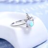 Une bague en argent avec un motif de licorne. La licorne a une crinière et une queue arc-en-ciel. La bague est ajustable.