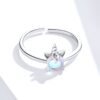 bague-licorne-fille-en-argent-sterling-925-1a Une bague en argent avec une pierre précieuse en forme de licorne. La pierre précieuse est de couleur arc-en-ciel et a une forme de dôme. La bague est en argent sterling 925 et est ajustable.