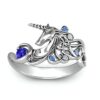 bague-licorne-zirconium-bleu-1a-1.jpg Une bague en argent avec une pierre précieuse bleue et des cristaux blancs et bleus. La bague est en forme de licorne.