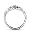 bague-licorne-zirconium-bleu-3a.jpg Une bague en argent avec des feuilles et des fleurs enroulées autour d'elle.