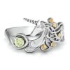 bague-licorne-zirconium-jaune-1a-1.jpg Bague en argent avec une pierre précieuse verte et des accents en or jaune. La bague est en forme de cheval avec une longue crinière et une corne.