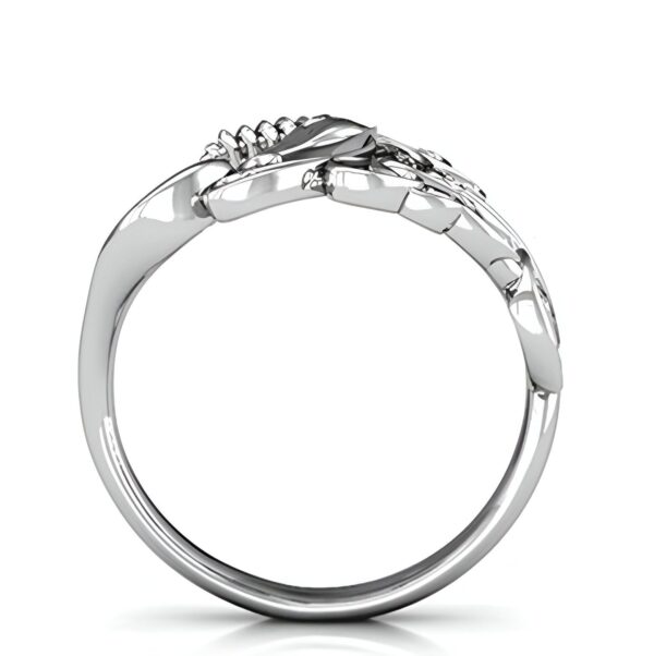 bague-licorne-zirconium-jaune-2a.jpg Une bague en argent avec des feuilles et des fleurs enroulées autour d'elle.