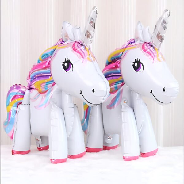 ballon-licorne-debout-pour-fete-et-decoration-1a.jpg Deux ballons licornes blancs avec des crinières multicolores, parfaits pour une fête d'anniversaire magique. Décorations festives et amusantes pour enfants et adultes., 45501112025343 | Licorne Shop