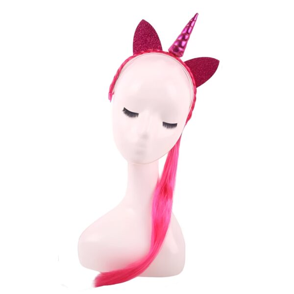 bandeau-licorne-avec-criniere-pour-deguisement-1a.jpg Serre-tête licorne rose scintillant avec cornes et oreilles, présenté sur un mannequin avec une mèche de cheveux roses. Accessoire de déguisement pour fêtes et événements., 45501375611135 | Licorne Shop