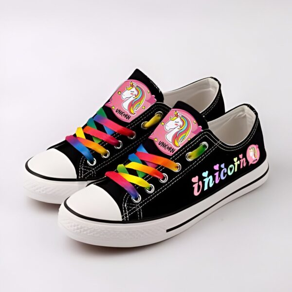 baskets-licorne-avec-motifs-colores-1a.jpg Paire de baskets noires à lacets arc-en-ciel, décorées de motifs licornes. Chaussures pour enfants avec un style unique et coloré. Idéales pour un look fun et tendance., 45502287577343,45502287610111,45502287642879,45502287675647,45502287708415,45502287741183,45502287773951,45502287806719,45502287839487 | Licorne Shop