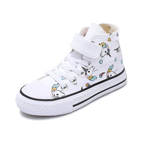 Une paire de chaussures montantes blanches avec des motifs de licornes colorées. Les lacets sont blancs et la semelle est en caoutchouc.
