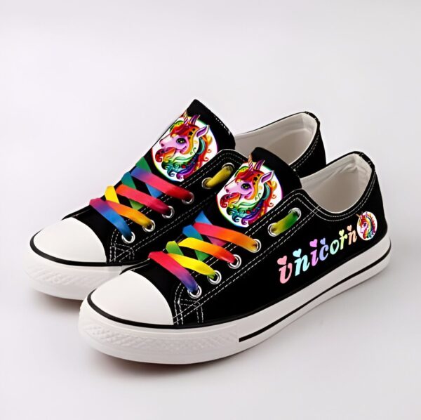 Baskets noires personnalisées avec des motifs de licornes colorées et lacets arc-en-ciel. Chaussures originales pour enfants et adultes. Mode fantaisie et décontractée., 45502279876863,45502279909631,45502279942399,45502279975167,45502280007935,45502280040703,45502280073471,45502280106239,45502280139007 | Licorne Shop