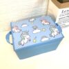 boite-de-rangement-licorne-bleue-pour-chambre-enfant-1a.jpg Boîte de rangement pliable bleue avec motifs de licornes, nuages, arcs-en-ciel et étoiles. Design mignon pour chambre d'enfant., 45501054484735 | Licorne Shop