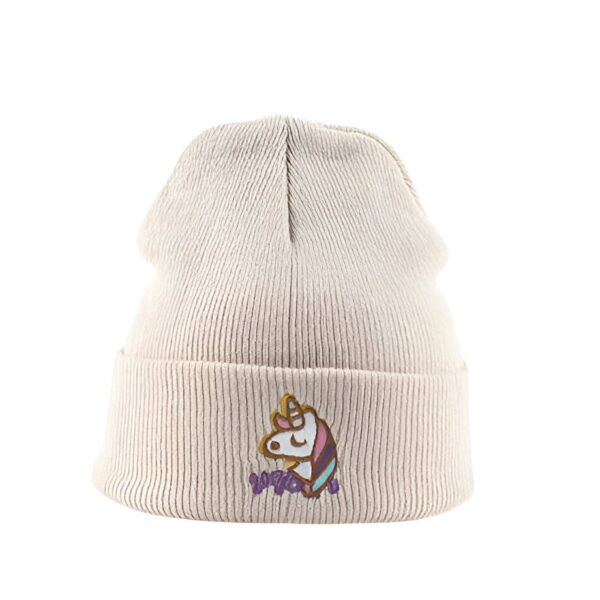 Un bonnet beige en laine avec une broderie d'une licorne violette, rose et jaune.