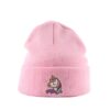 Une image d'un bonnet rose avec une licorne brodée dessus. La licorne est blanche avec une crinière et une queue violettes. Le bonnet est porté par un enfant.