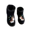 Paire de bottes noires pour enfant, doublées en fourrure. Elles sont décorées avec des motifs brodés de licornes et d'étoiles colorées. Chaussures idéales pour l'hiver., 45501220847871,45501220880639,45501220913407,45501220946175,45501220978943,45501221011711,45501221044479,45501221077247,45501221110015 | Licorne Shop