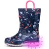 Une botte de pluie enfant marine à motif licorne, fleurs et arc-en-ciel, avec une poignée rose et des lumières roses clignotantes dans la semelle., 45501216358655,45501216391423,45501216424191,45501216456959,45501216489727,45501216522495,45501216555263,45501216588031,45501216620799 | Licorne Shop