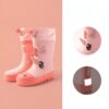 bottes-de-pluie-licorne-horne-pour-enfant-1a.jpg Image de deux bottes de pluie rose pêche pour enfants avec des motifs d'unicorne. Une des bottes a un motif de nuages et de gouttes de pluie. Les deux bottes ont des cordons de serrage sur le dessus., 45501101670655,45501101703423,45501101736191,45501101768959,45501101801727,45501101834495,45501101867263,45501101900031,45501101932799 | Licorne Shop