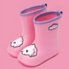 bottes-de-pluie-licorne-pour-enfant-1a.jpg Paire de bottes de pluie roses pour enfants avec bordure violette et décorations de licorne et de nuage., 45501094428927,45501094461695,45501094494463,45501094527231,45501094559999,45501094592767,45501094625535,45501094658303,45501094691071 | Licorne Shop