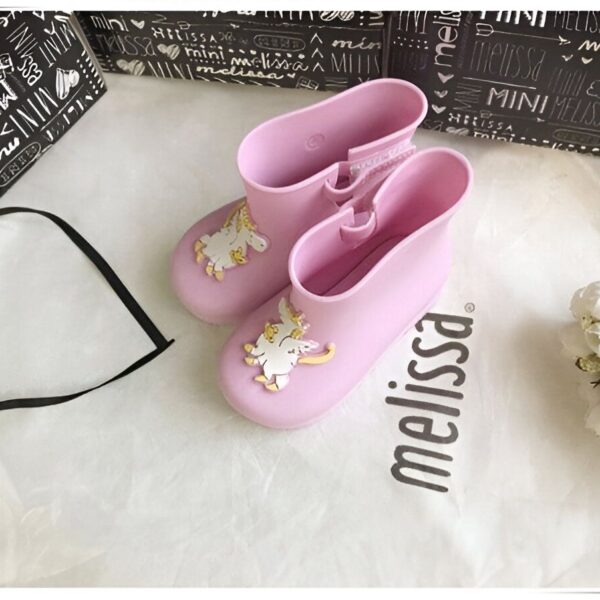 Bottes de pluie roses Mini Melissa avec motif licorne, présentées avec leur boîte. Chaussures enfantines pour les jours pluvieux. Accessoire de mode mignon et pratique., 45501101015295,45501101048063,45501101080831,45501101113599,45501101146367,45501101179135,45501101211903,45501101244671,45501101277439 | Licorne Shop
