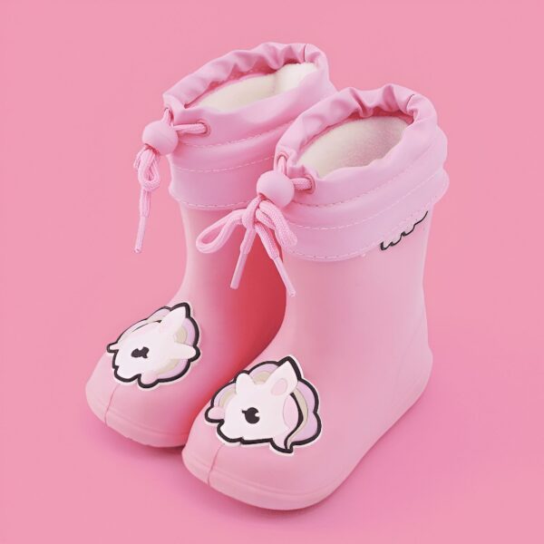 bottes-licorne-crocs-impermeables-et-confortables-1a.jpg Paire de bottes de pluie roses pour enfants avec motif licorne. Bottes imperméables avec cordon de serrage et doublure intérieure. Chaussures pour fillettes. Mode enfantine., 45501095084287,45501095117055,45501095149823,45501095182591,45501095215359,45501095248127,45501095280895,45501095313663,45501095346431 | Licorne Shop