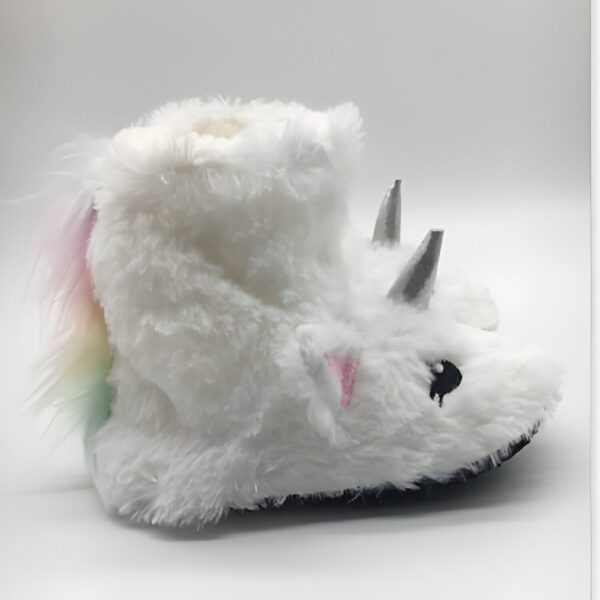 Image d'une pantoufle en forme de licorne blanche avec une crinière arc-en-ciel, des cornes argentées et un œil brodé noir. Ces chaussons confortables sont parfaits pour les enfants et les adultes., 45501098361087,45501098393855,45501098426623,45501098459391,45501098492159,45501098524927,45501098557695,45501098590463,45501098623231 | Licorne Shop