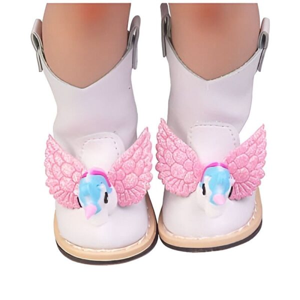 Paire de bottes blanches pour poupée, décorées avec des ailes roses et une tête d'animal bleu et blanc. Chaussures fantaisie pour enfants. Accessoires de poupée., 45501222256895,45501222289663,45501222322431,45501222355199,45501222387967,45501222420735,45501222453503,45501222486271,45501222519039 | Licorne Shop