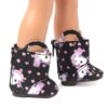 bottes-licorne-pour-poupee-1a.jpg Gros plan de deux bottes noires à paillettes, ornées de motifs de licornes violettes et de cœurs roses, portées par une poupée. Elles sont dotées d'une petite fermeture éclair sur le côté et d'une anse pour faciliter l'enfilage., 45501096886527,45501096919295,45501096952063,45501096984831,45501097017599,45501097050367,45501097083135,45501097115903,45501097148671 | Licorne Shop