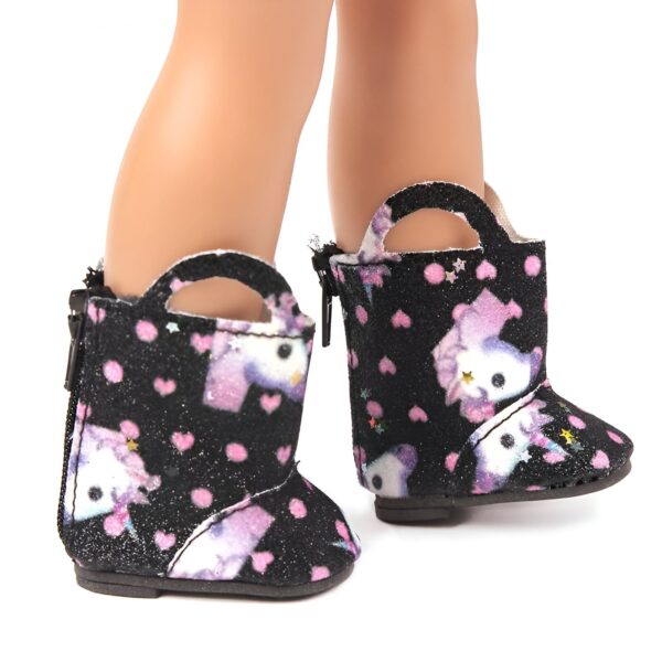 bottes-licorne-pour-poupee-1a.jpg Gros plan de deux bottes noires à paillettes, ornées de motifs de licornes violettes et de cœurs roses, portées par une poupée. Elles sont dotées d'une petite fermeture éclair sur le côté et d'une anse pour faciliter l'enfilage., 45501096886527,45501096919295,45501096952063,45501096984831,45501097017599,45501097050367,45501097083135,45501097115903,45501097148671 | Licorne Shop