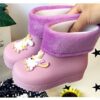 bottes-licorne-roses-doublees-pour-enfants-1a.jpg Paire de bottes de pluie roses pour enfants, décorées avec des motifs de licornes. L'intérieur est doublé de fourrure blanche et le bord est en peluche violette. Une main vérifie la douceur de la doublure., 45501215703295,45501215736063,45501215768831,45501215801599,45501215834367,45501215867135,45501215899903,45501215932671,45501215965439 | Licorne Shop