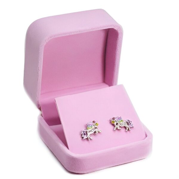 boucles-d-oreilles-licorne-arc-en-ciel-1a.jpg Une paire de boucles d'oreilles en forme de licorne en argent sterling avec des pierres précieuses colorées dans une boîte cadeau en velours rose.