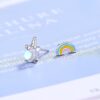 boucles-d-oreilles-licorne-arc-en-ciel-kawaii-2a.jpg Une image de deux boucles d'oreilles en forme de licorne et d'arc-en-ciel. Les boucles d'oreilles sont en argent et ont une pierre précieuse opalescente. L'arc-en-ciel est coloré et a des couleurs vives.