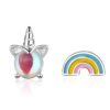boucles-d-oreilles-licorne-arc-en-ciel-kawaii-4a.jpg Une image de deux boucles d'oreilles en forme de licorne et d'arc-en-ciel. Les boucles d'oreilles sont en argent et l'arc-en-ciel est coloré.