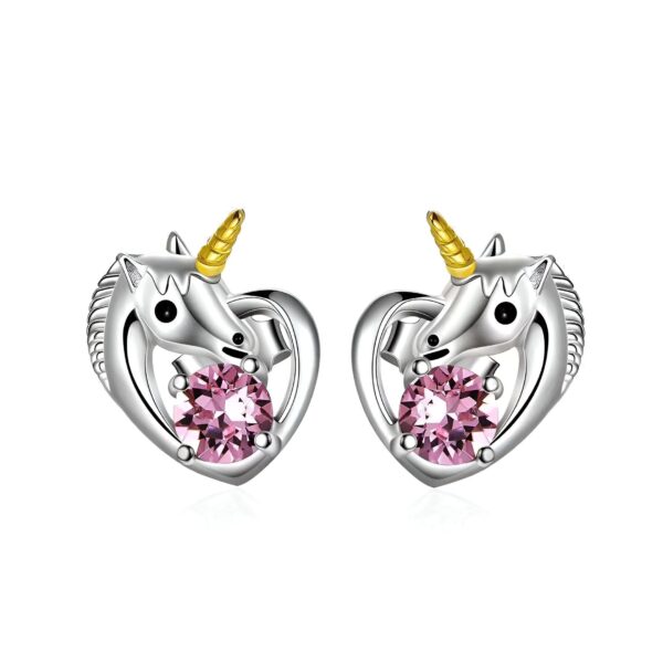 boucles-d-oreilles-licorne-coeur-et-cristal-rouge-1a.jpg Une paire de boucles d'oreilles en forme de licorne en argent avec une pierre précieuse rose en forme de cœur.