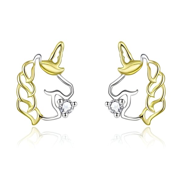 boucles-d-oreilles-licorne-couleur-or-blanc-1a.jpg Une paire de boucles d'oreilles en forme de licorne en plaqué or avec des zircons cubiques transparents.