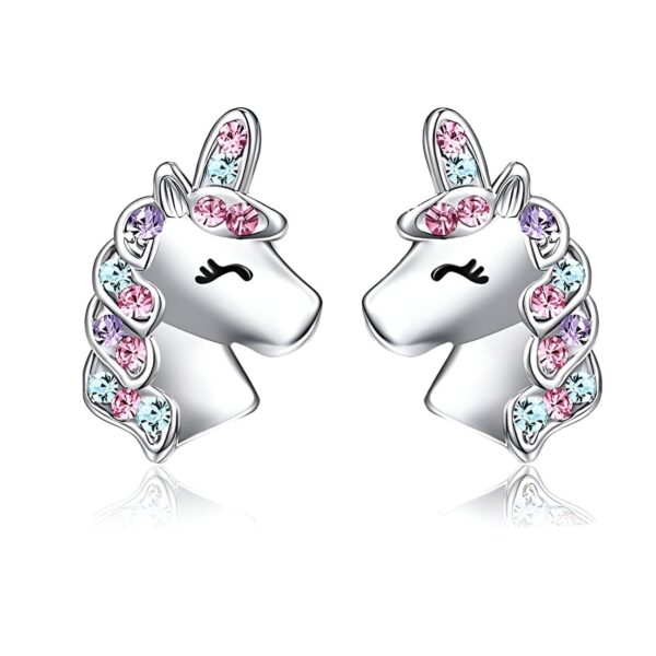 boucles-d-oreilles-licorne-cristal-multicolore-1a.jpg Une paire de boucles d'oreilles en forme de licorne en argent avec des cristaux roses, bleus et violets.