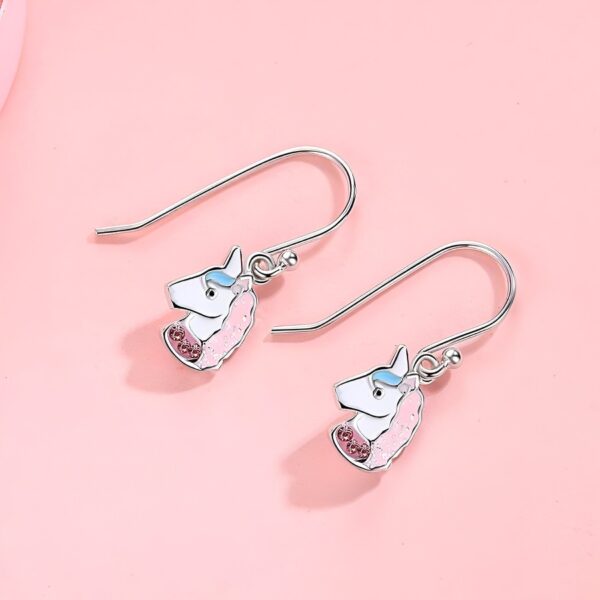boucles-d-oreilles-licorne-crochet-argent-1a.jpg Une paire de boucles d'oreilles en argent avec des licornes roses et bleues.