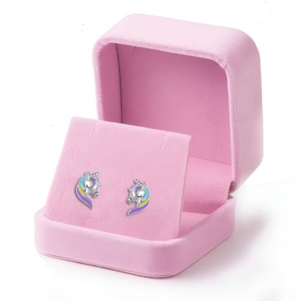 boucles-d-oreilles-licorne-dormant-1a.jpg Une paire de boucles d'oreilles en forme de licorne en argent sterling avec des détails en émail coloré. Les boucles d'oreilles sont présentées dans une boîte à bijoux rose.