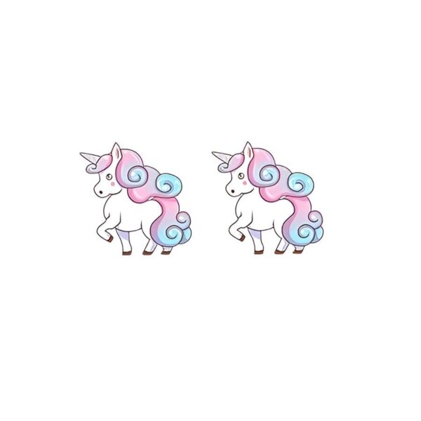 boucles-d-oreilles-licorne-enfant-elegance-2a.jpg Deux licornes blanches avec des crinières et des queues roses et bleues.