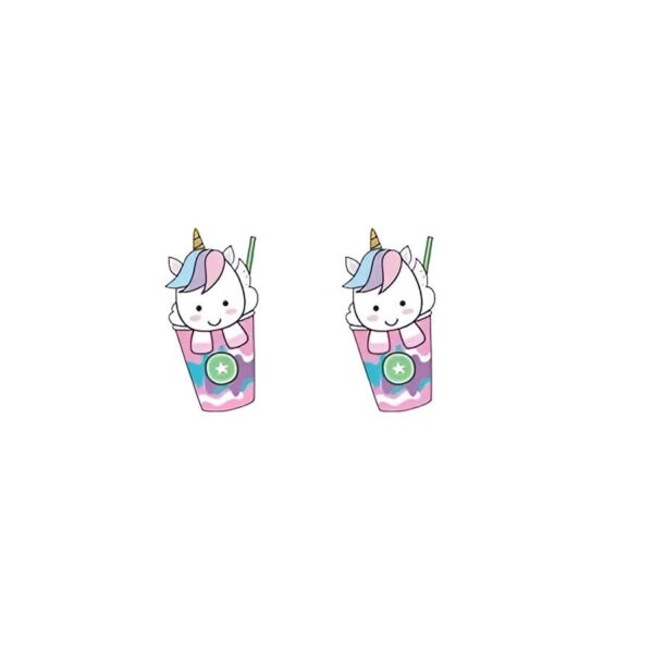 boucles-d-oreilles-licorne-enfant-humour-2a.jpg Deux boucles d'oreilles en forme de licorne. Les licornes sont représentées dans des verres à milkshake roses avec des couvercles verts et des pailles jaunes. Les licornes sont blanches avec des crinières et des queues multicolores.