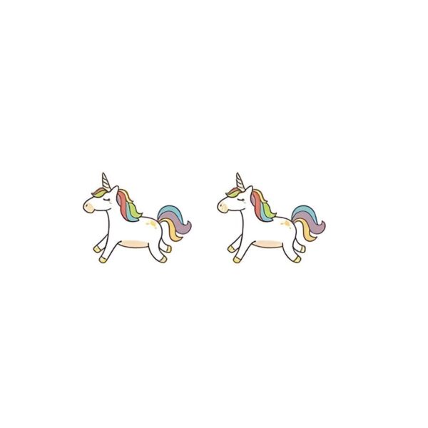 boucles-d-oreilles-licorne-enfant-kawaii-2a.jpg Deux licornes blanches avec des crinières et des queues arc-en-ciel.