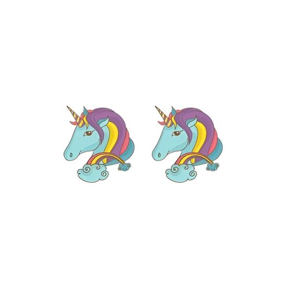 boucles-d-oreilles-licorne-enfant-tete-de-licorne-2a.jpg Deux licornes bleues avec des crinières arc-en-ciel et des nuages.