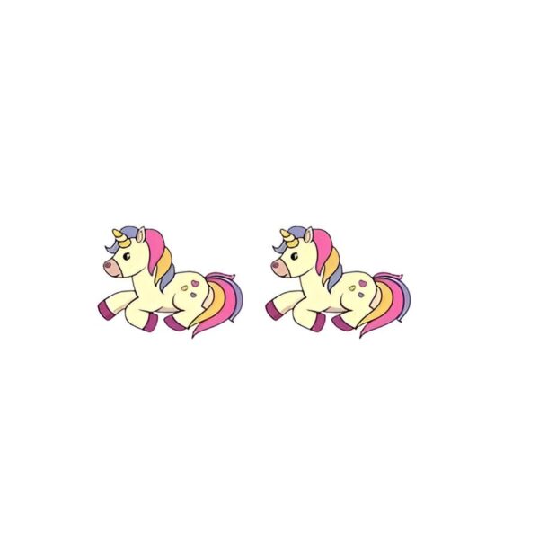 boucles-d-oreilles-licorne-enfant-unicorn-2a.jpg Deux licornes de couleur jaune avec une crinière et une queue arc-en-ciel.
