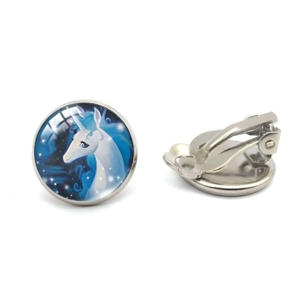 Une paire de boucles d'oreilles en forme de licorne blanche avec une crinière et une queue bleues. Les boucles d'oreilles sont en métal argenté et ont une forme ronde. L'image de la licorne est entourée d'un cercle bleu foncé.