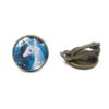 boucles-d-oreilles-licorne-femme-elegante-clip-2a.jpg Une paire de boucles d'oreilles en bronze avec un cabochon en verre rond représentant une licorne blanche et ailée sur un fond bleu nuit étoilée.