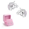 boucles-d-oreilles-licorne-fille-argent-1a.jpg Une paire de boucles d'oreilles en argent avec des zircons roses en forme de licorne. Les boucles d'oreilles sont présentées dans une boîte cadeau rose.