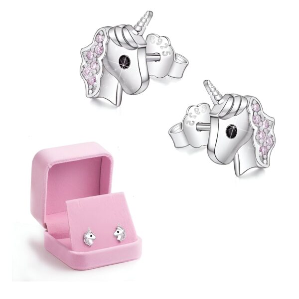 boucles-d-oreilles-licorne-fille-argent-1a.jpg Une paire de boucles d'oreilles en argent avec des zircons roses en forme de licorne. Les boucles d'oreilles sont présentées dans une boîte cadeau rose.