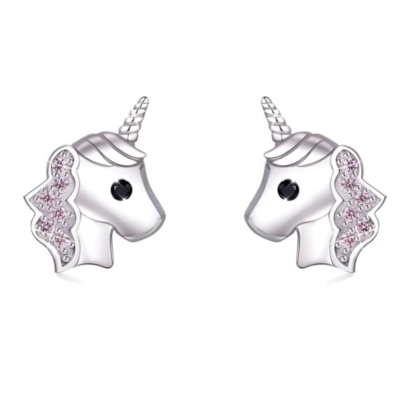 boucles-d-oreilles-licorne-fille-argent-2a.jpg Une paire de boucles d'oreilles en argent avec des zircons roses et noirs en forme de tête de licorne.