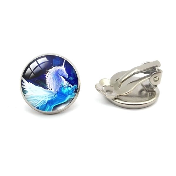 boucles-d-oreilles-licorne-fille-bleu-clip-1a-1.jpg Une paire de boucles d'oreilles en forme de licorne ailée. Les licornes sont blanches et ont des ailes bleues. Les boucles d'oreilles sont en métal argenté.