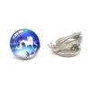 boucles-d-oreilles-licorne-fille-clip-1a.jpg Une paire de boucles d'oreilles en forme de cercle avec une image de la série Sailor Moon dessus.