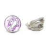 boucles-d-oreilles-licorne-fille-couleur-violet-clip-1a.jpg Une paire de boucles d'oreilles en forme de licorne. Les licornes sont des créatures légendaires représentées comme des chevaux blancs avec une corne sur le front. Ces boucles d'oreilles sont en métal et ont une forme ronde. L'image de la licorne est en résine et a une couleur violette. Les boucles d'oreilles sont de type clip et sont faciles à mettre et à enlever.