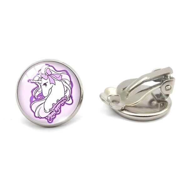 Une paire de boucles d'oreilles en forme de licorne. Les licornes sont des créatures légendaires représentées comme des chevaux blancs avec une corne sur le front. Ces boucles d'oreilles sont en métal et ont une forme ronde. L'image de la licorne est en résine et a une couleur violette. Les boucles d'oreilles sont de type clip et sont faciles à mettre et à enlever.