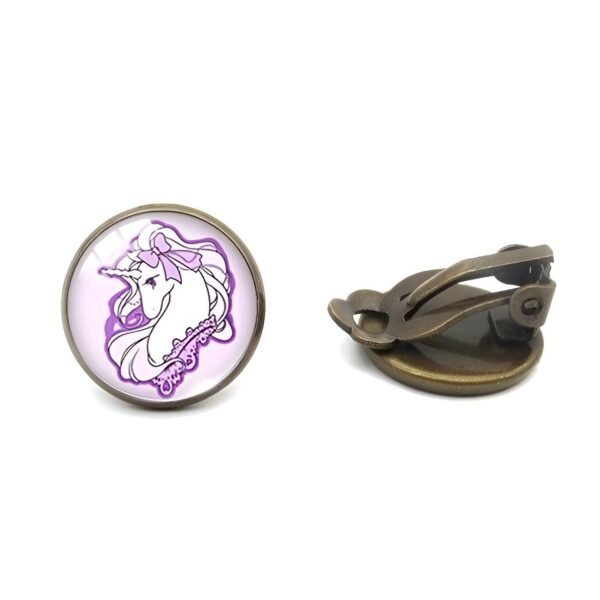 boucles-d-oreilles-licorne-fille-couleur-violet-clip-2a.jpg Une paire de boucles d'oreilles en bronze avec un cabochon en verre représentant une licorne blanche et violette.