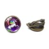 boucles-d-oreilles-licorne-fille-creature-legendaire-clip-2a.jpg Il s'agit d'une paire de boucles d'oreilles en forme de licorne. Les licornes sont des créatures légendaires représentées comme des chevaux blancs avec une corne sur le front. Ces boucles d'oreilles sont en métal et ont une forme ronde. L'image de la licorne est en résine et a des couleurs vives. Les boucles d'oreilles sont de type clip et sont faciles à mettre et à enlever.