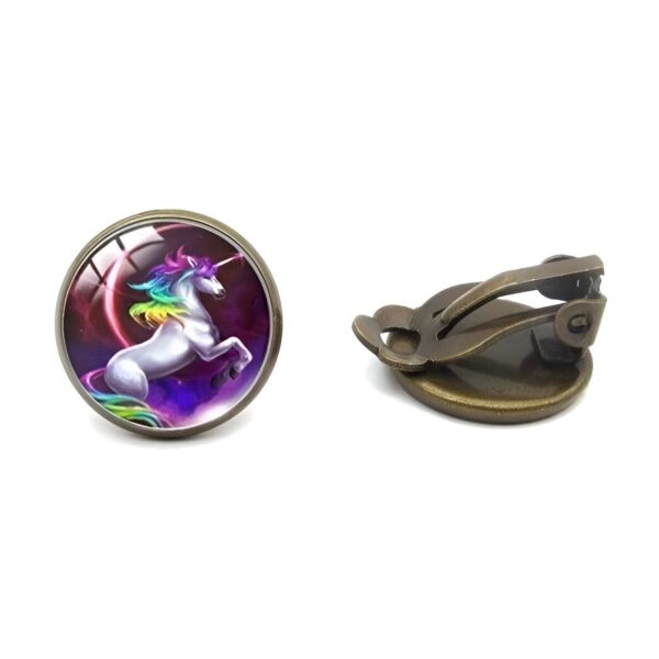 boucles-d-oreilles-licorne-fille-creature-legendaire-clip-2a.jpg Il s'agit d'une paire de boucles d'oreilles en forme de licorne. Les licornes sont des créatures légendaires représentées comme des chevaux blancs avec une corne sur le front. Ces boucles d'oreilles sont en métal et ont une forme ronde. L'image de la licorne est en résine et a des couleurs vives. Les boucles d'oreilles sont de type clip et sont faciles à mettre et à enlever.